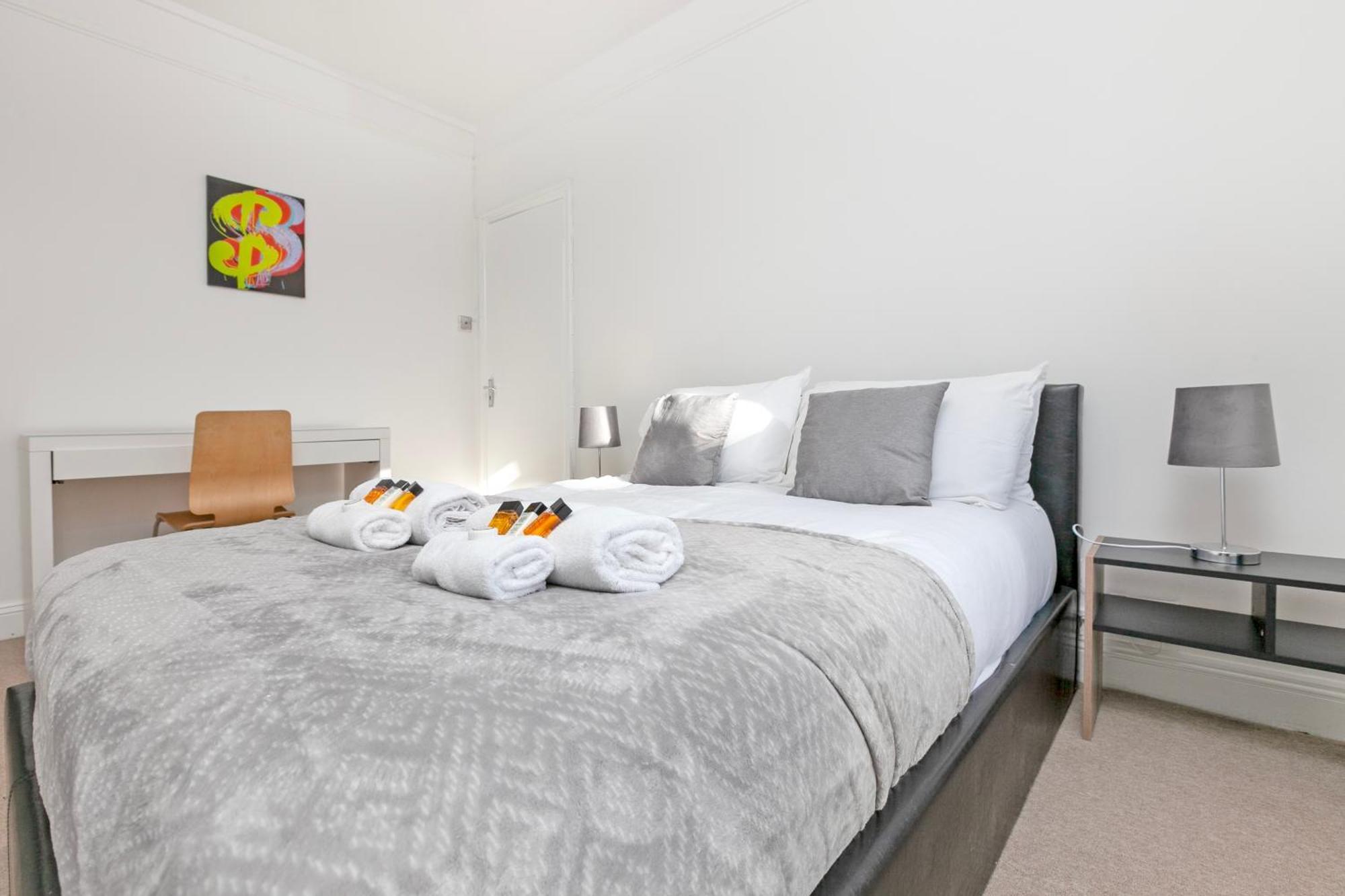 Beautiful 3 Bedroom Flat In Scott Ellis Gardens London Exterior photo